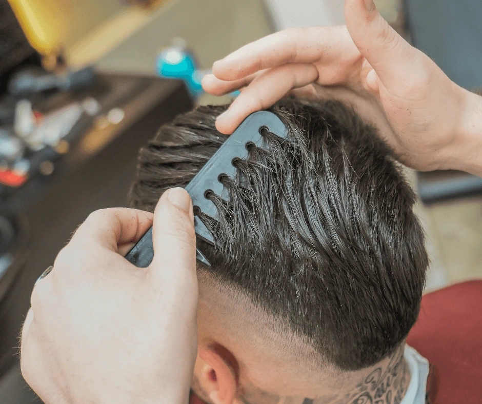 pettine-a-denti-larghi-passa-su-capelli-cliente-per-acconciatura-da-barba-e-capelli-parma