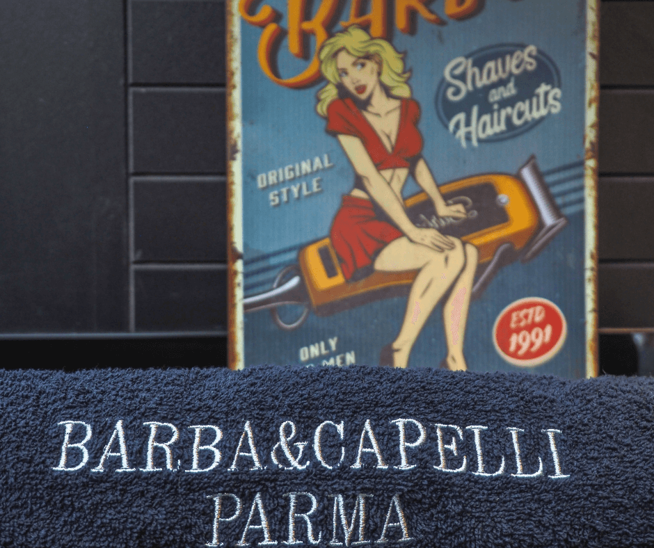 asciugamano-firmato-barba-e-capelli-parma-su-sfondo-particolore-arredamento-barbiere