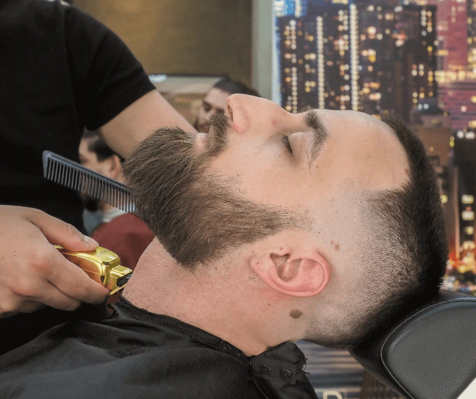 vincenzo-barbiere-a-parma-esegue-un-taglio-barba-a-parma