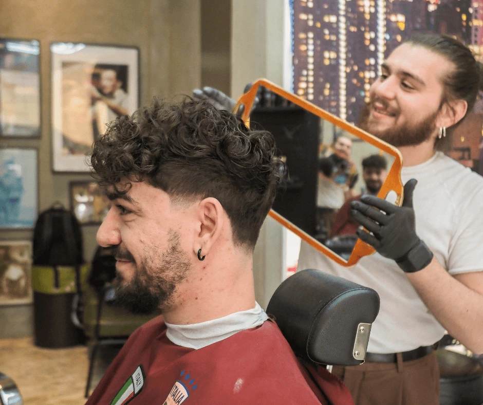 cliente soddisfatto del suo taglio da barba e capelli parma