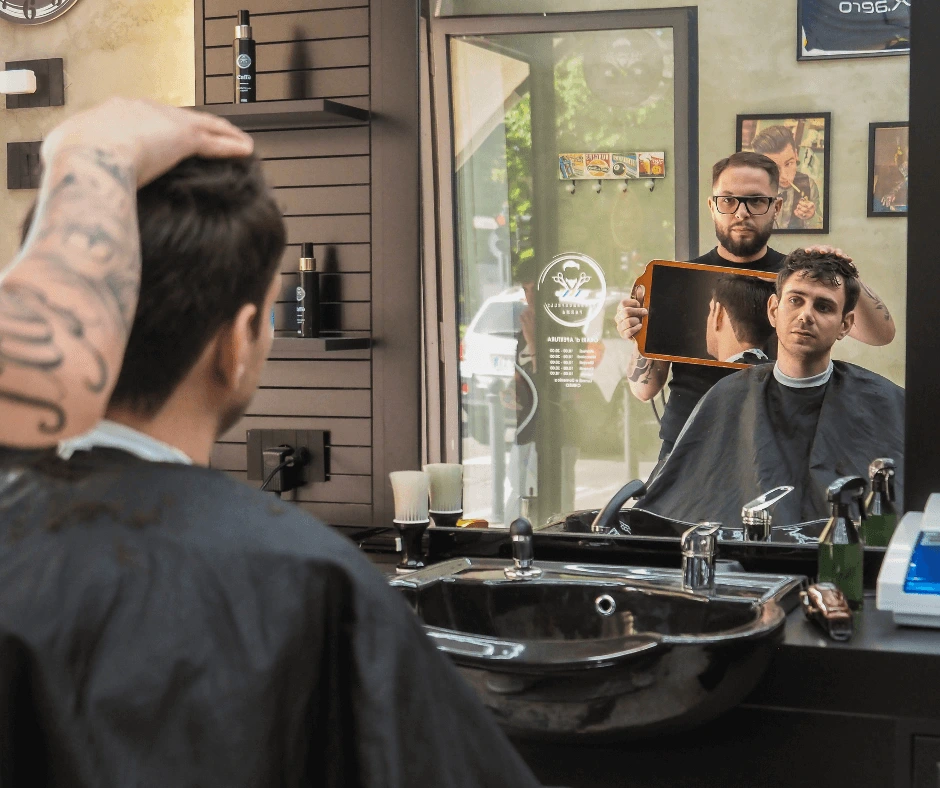 il-cliente-soddisfatto-guarda-allo-specchio-il-taglio-in-esecuzione
