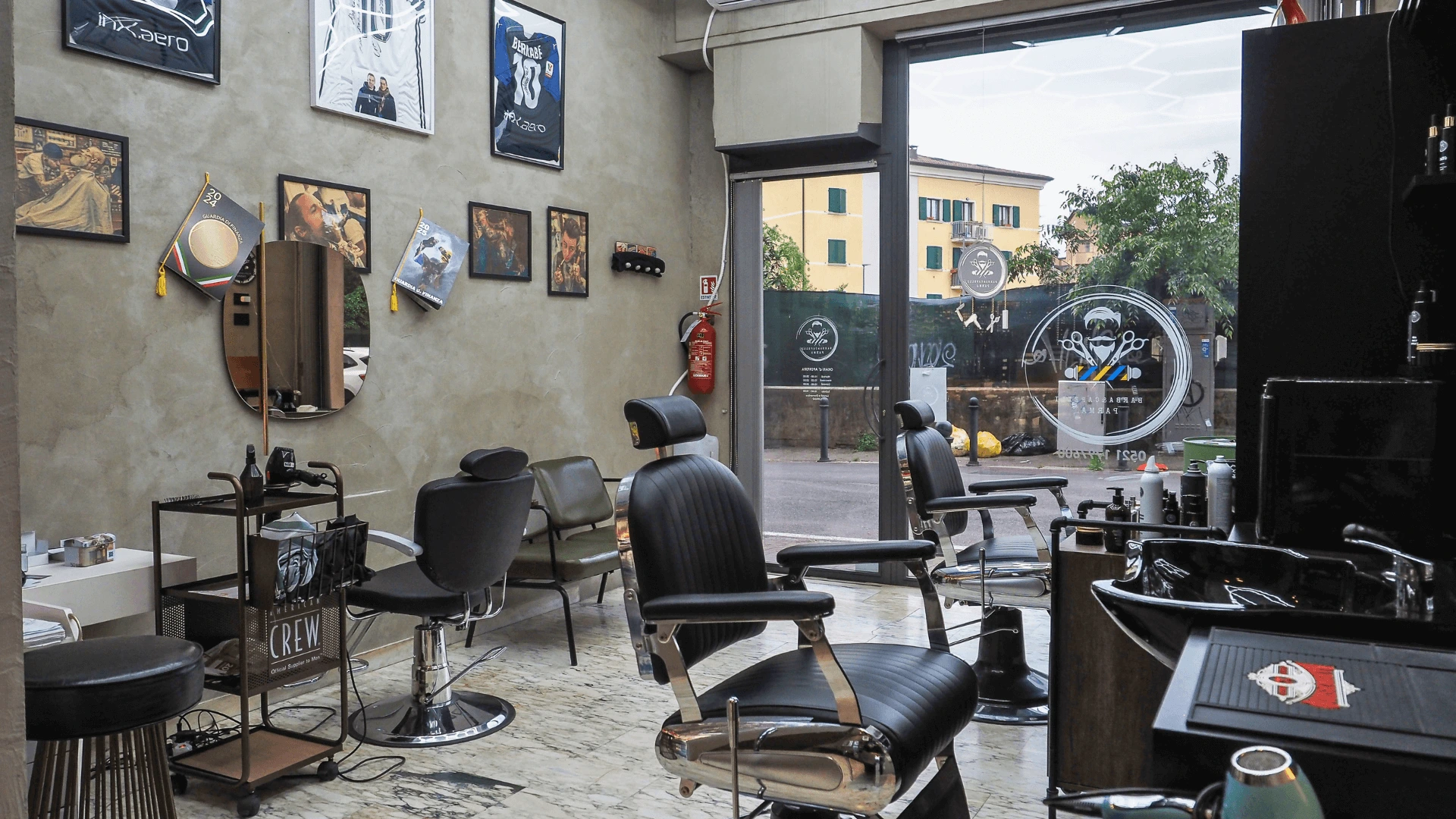 vista-della-barberia-di-barba-e-capelli-parma