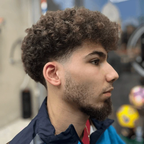 ragazzo-con-capelli-ricci-tagli-moderni-e-permanente-da-barba-e-capelli-parma