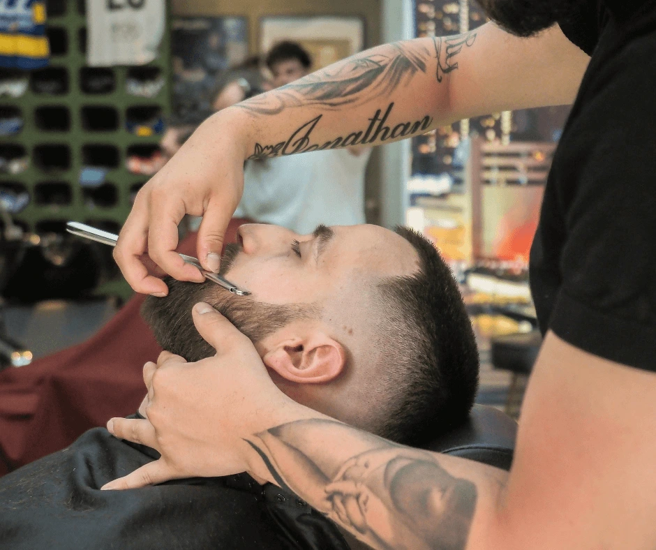 cliente-guarda-soddisfatto-il-suo-taglio-personalizzato-da-barba-e capelli-parma
