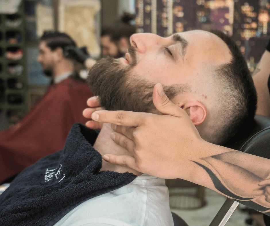 taglio-e-rasatura-barba-e-capelli-a-parma-sullo-sfondo-la-baberia-parma
