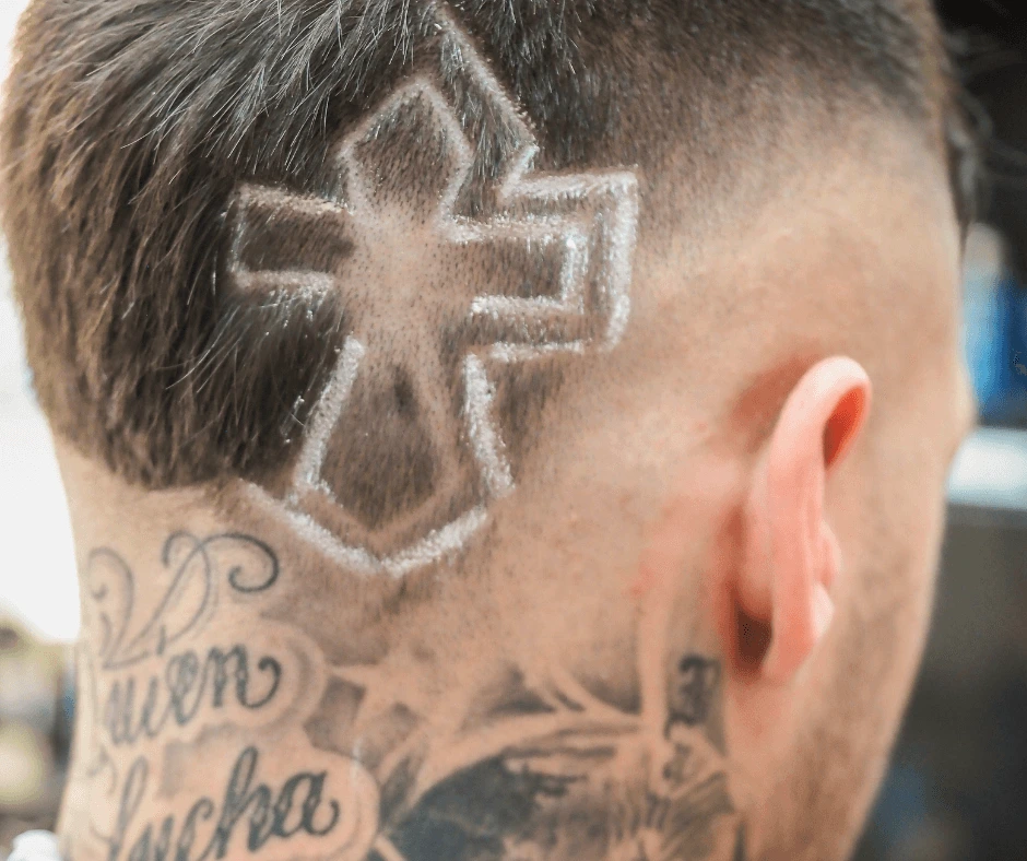 taglio-moderno-personalizzato-a-parma-con-croce-stilizzata-disegnata-e-sfumata