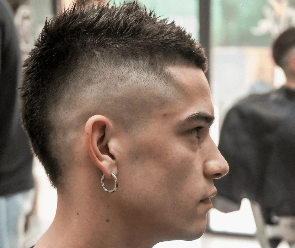 vista-laterale-taglio-personalizzato-con-sfumatura-da-barba-e-capelli-parma