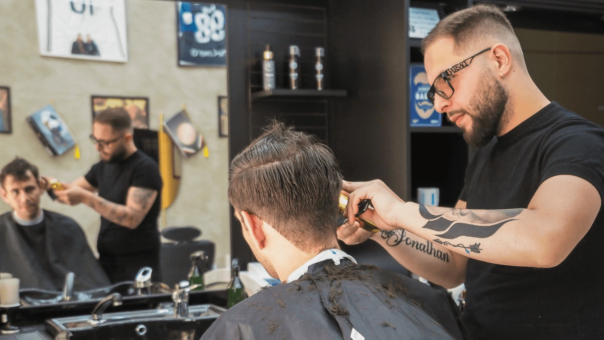 vincenzo-barbiere-a-parma-di-barba-e-capelli-usa-pettine-e-taglia-capelli-per-un- taglio-personalizzato-su-un-cliente-sullo-sfondo-lo-specchio-ed-il-banco-da-lavoro