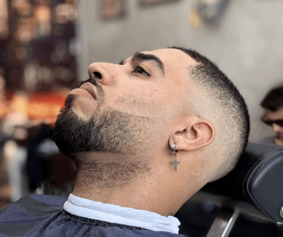 Cliente con sfumatura alta e barba lunga dai contorni definiti