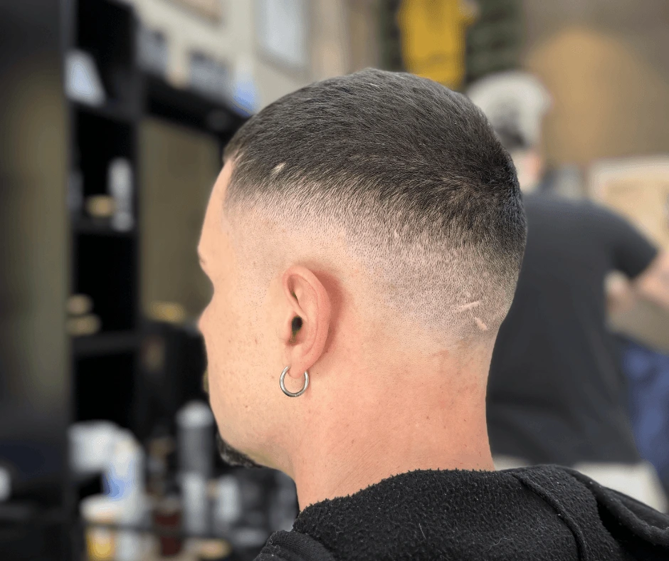 Vista posteriore di un taglio sfumato da barba e capelli a parma